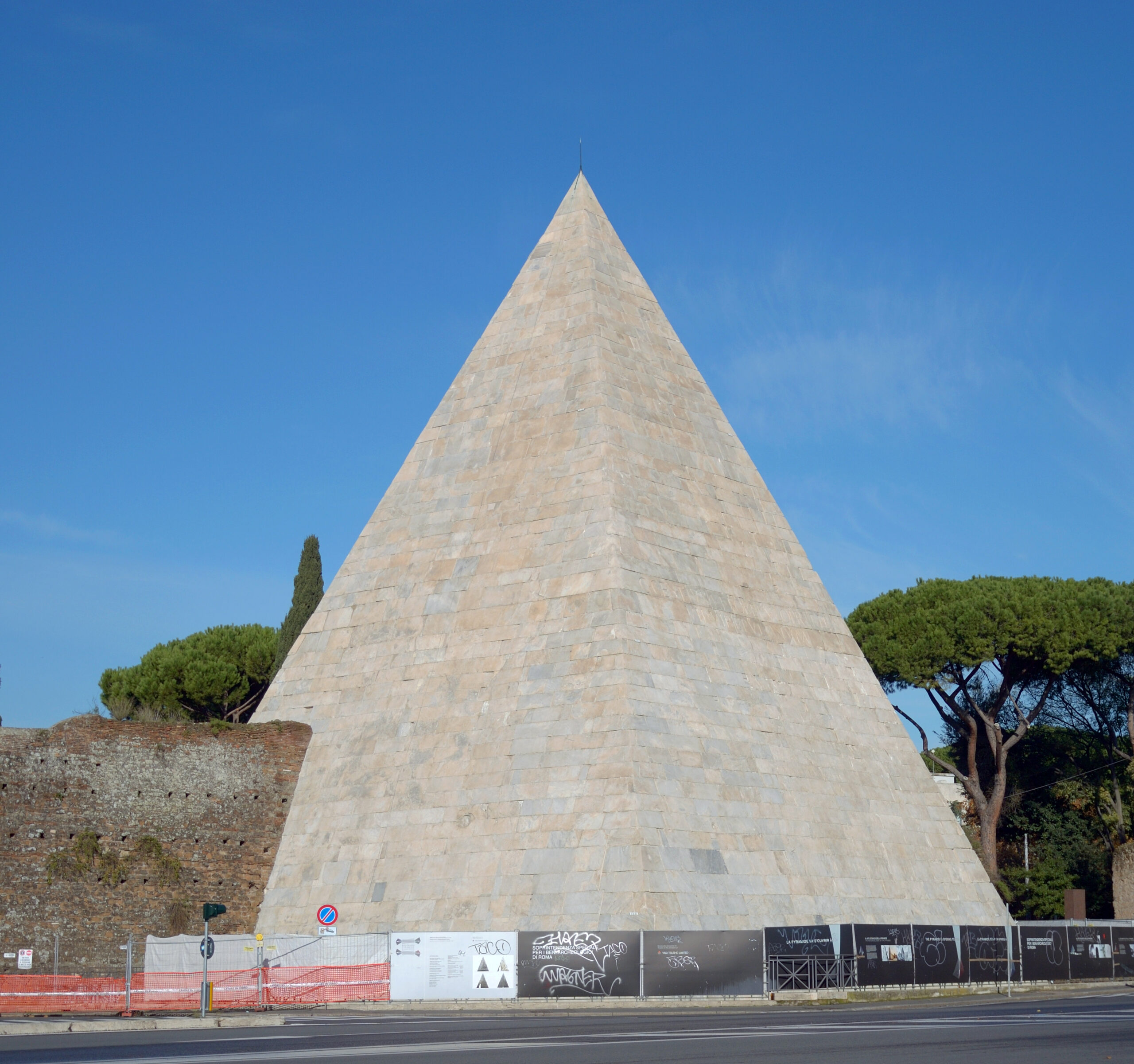 La Piramide di Gaio Cestio: il mausoleo faraonico che sfida i secoli nel cuore di Roma